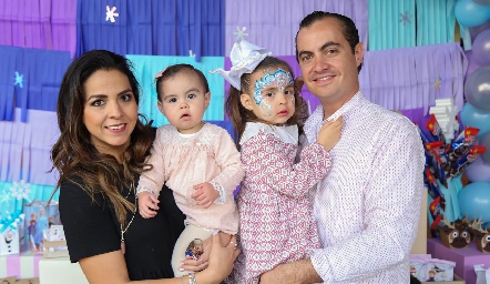  Fernanda Castillo y Christian Almazán con sus hijas Macarena y María Pía.