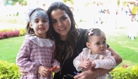  Fernanda Castillo con sus hijas María Pía y Macarena.