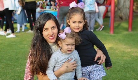  Claudia Díaz de León con sus hijas.