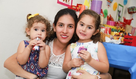 Claudia Díaz de León con sus hijas Natalia e Inés.