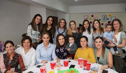  Daniela Llano acompañada de sus amigas.