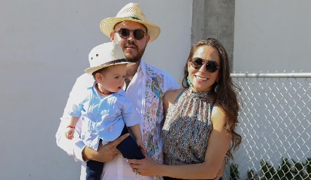  Ricardo Purata y Mónica Hernández con Ricardo Andrés.