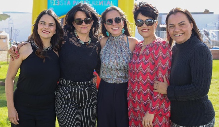  Claudia Purata, Paty Purata, Mónica Hernández, Lorena Purata y Lety Purata.