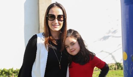  Adriana Dibildox y Ángela Kury.