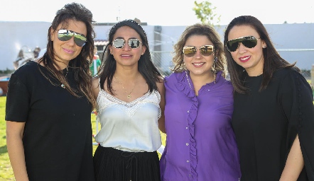  Fernanda Muñoz, Paola Rodríguez, Andrea Muñoz y Paulina Muñoz.