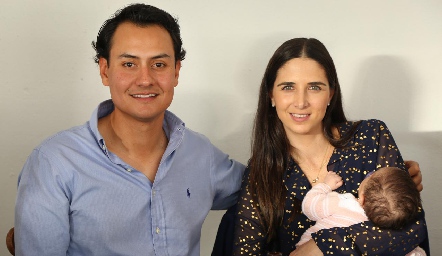  Ricardo Leos y Marina Jourdain con su hija Doménica.