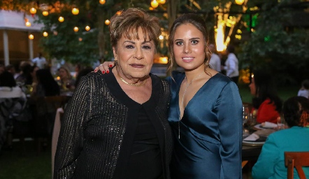 Luz María Hernández de Serna con su nieta Nuria Alcalde.