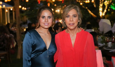  Nuria Alcalde con su tía Marcela Serna.