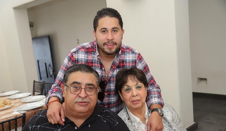  Jorge con sus abuelos maternos.