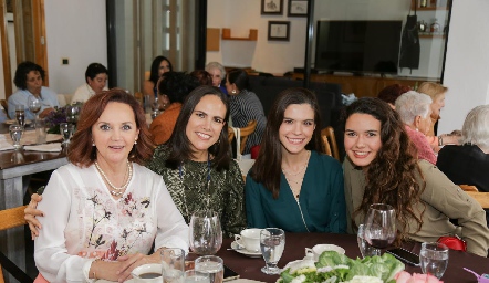 Lucy Villanueva, Adriana, Montse y Natalia Hampshire.