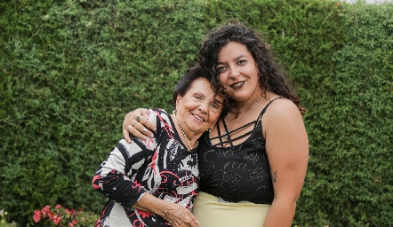  Eva Ponce con su nieta Daniela González.