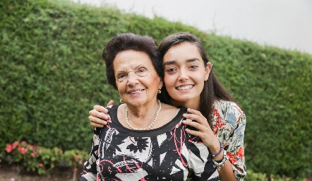  Eva con su nieta Marianela.