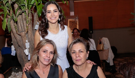  Claudia con sus tías, Marcela e Isabel González.