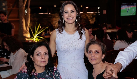  Claudia con sus tías, Lourdes y María Eugenia González.