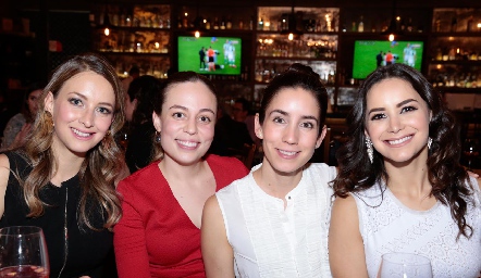  Claudia con su hermana y cuñadas, Andrea Dibildox, Fernanda Torres y Daniela Boelsterly.