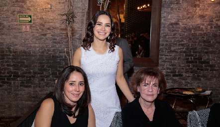  Claudia con Diana Méndez y Mari Tere Cabral.
