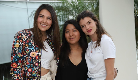  Diana Villanueva, Ana Meche Cifuentes y Dany Meade.