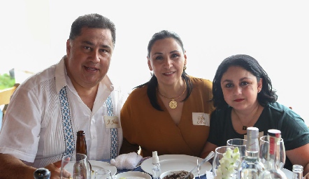  Jesús Torres, Ana María Flores y Caro Estrada.