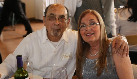  Benito Estrada y Vicky Estrada.