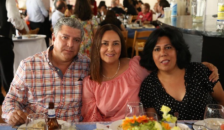  Luis Eduardo Ahumada, Rebeca Estrada y Angélica Ortiz.
