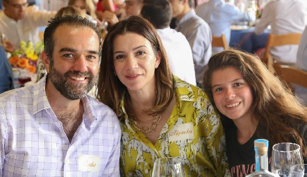  Carlos Andalón, Alejandra Bermea y Sofía Andalón.