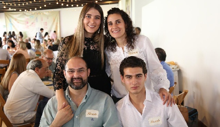  Vero Pérez, Yolanda Pérez, Ricardo Pérez y Ricardo Pérez.