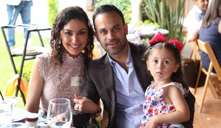  Alejandra Estrada, Adrián Peña y Carolina.