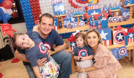 Mauricio Ruiz y Claudia Oliva con sus hijas Roberta y Victoria.