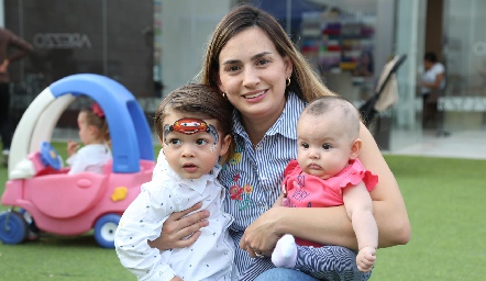  Montse Muñiz con sus hijos.