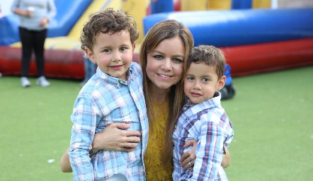  Caro Castillo con sus hijos.