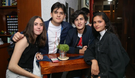  María, Mario Masías, Diego Gómez y Valeria Delsol.