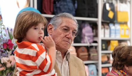  Eduardo Rueda con su nieto.