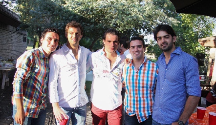  Alejandro y Roberto Abud con sus amigos.