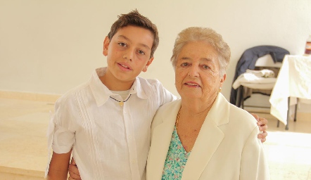  Rodrigo y su abuela Soledad de Piñero.