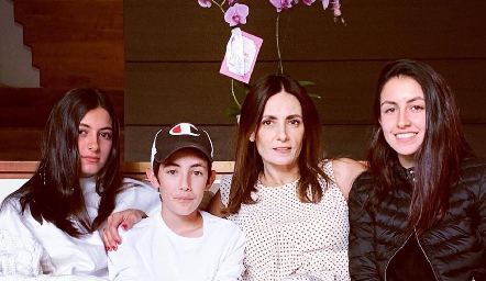  Claudia Artólozaga de Nieto con sus hijos Marina, Juan Carlos y Ximena.