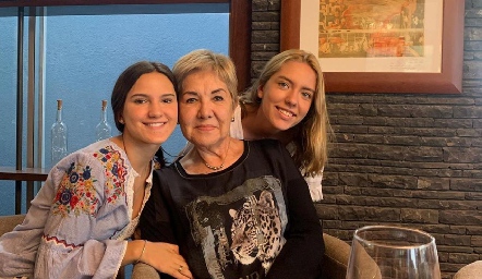 Lourdes Aguiñaga con sus nietas Carola y Emilia.