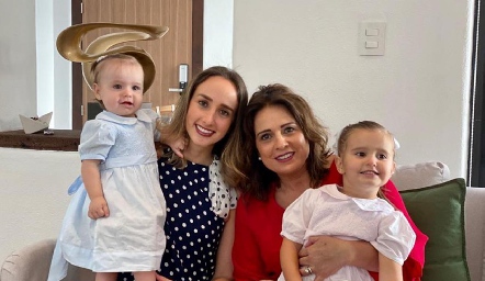 Maru Martínez de Mahbub con su hija Ángeles y sus nietas Daniela y Ángeles.