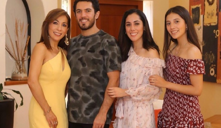  Silvia Tapia con sus hijos Mario, Dany y Sofía Monzón.