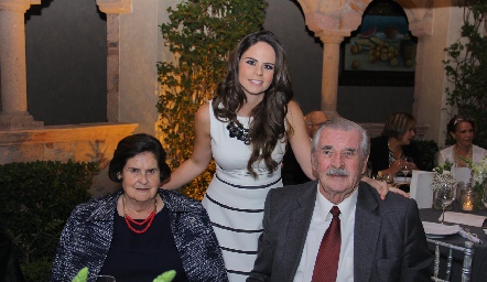  Marianne con sus abuelos Tita y Gerardo Zwieger.