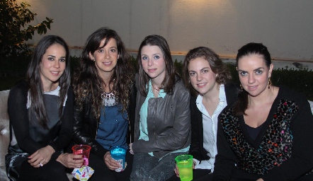  Sofía con sus mejores amigas.