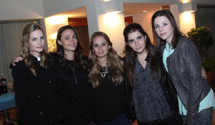  Miriam Huber, Mariana López, Paulina López, Daniela Muriel y Sofía Valladares.