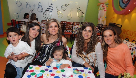  Las bellas mamás con sus hijos.