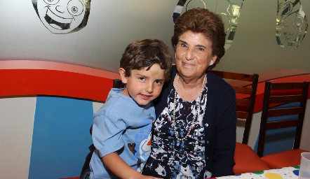  Marcelo con su abuelita Licha.