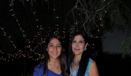  Laura con su mamá Laura Gómez.