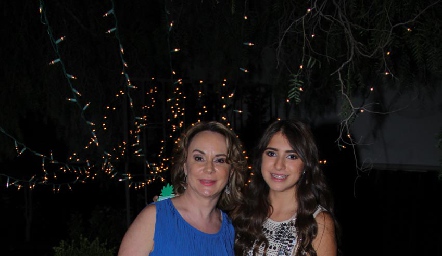  Montse con su mamá Lourdes López.