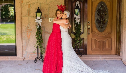  Isa Cabrera de Garza con su hija Isa.
