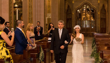  Virgilio Garza entregando a su hija Isa Garza Cabrera.