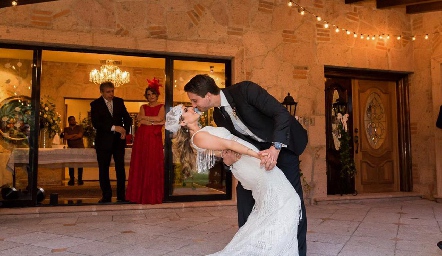  Isa Garza y Jorge Meade bailando su primer vals como esposos.