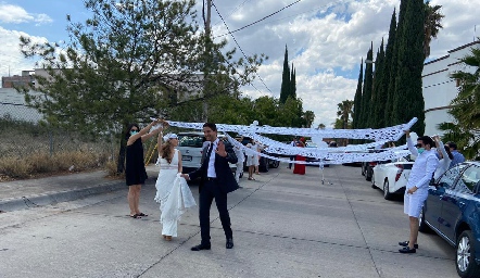  Isa Garza y Jorge Meade sorprendidos para felicitarlos por su boda por la familia de Isa.