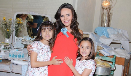  Alejandra Díaz de León  con sus sobrinas Camila y Sofía.
